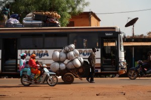 woman-rider-motorcycle-mali (1)